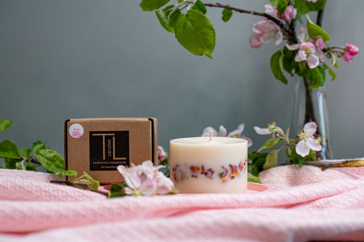 Soy Wax Candle with Rose - Honey scent